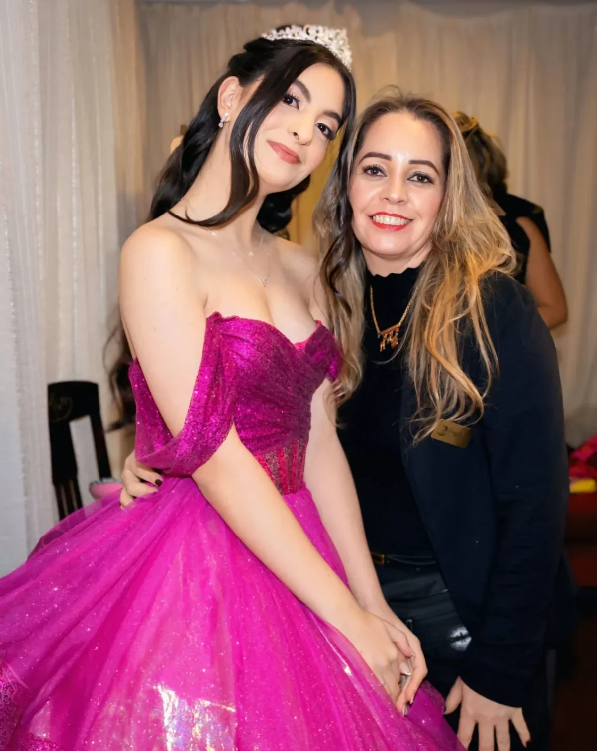 Joseane Schanoski com debutante em festa de 15 anos
