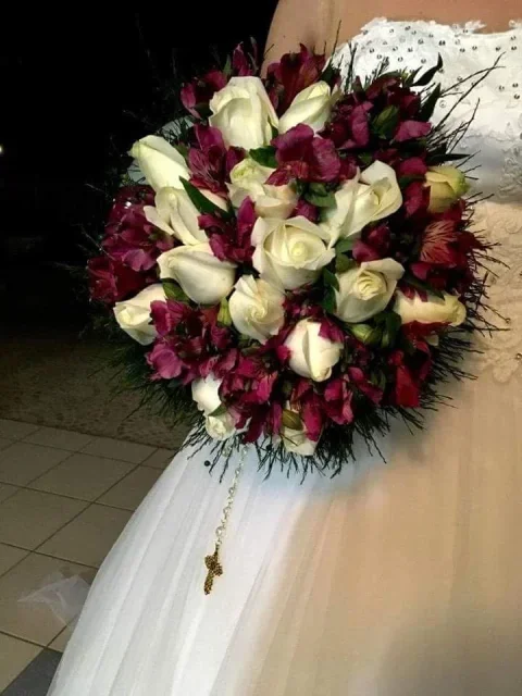 Buquê de noiva em flores vermelhas e brancas