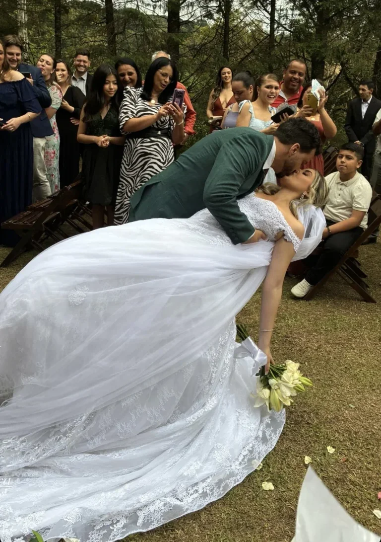 Casal em cerimônia de casamento acompanhada por Joseane