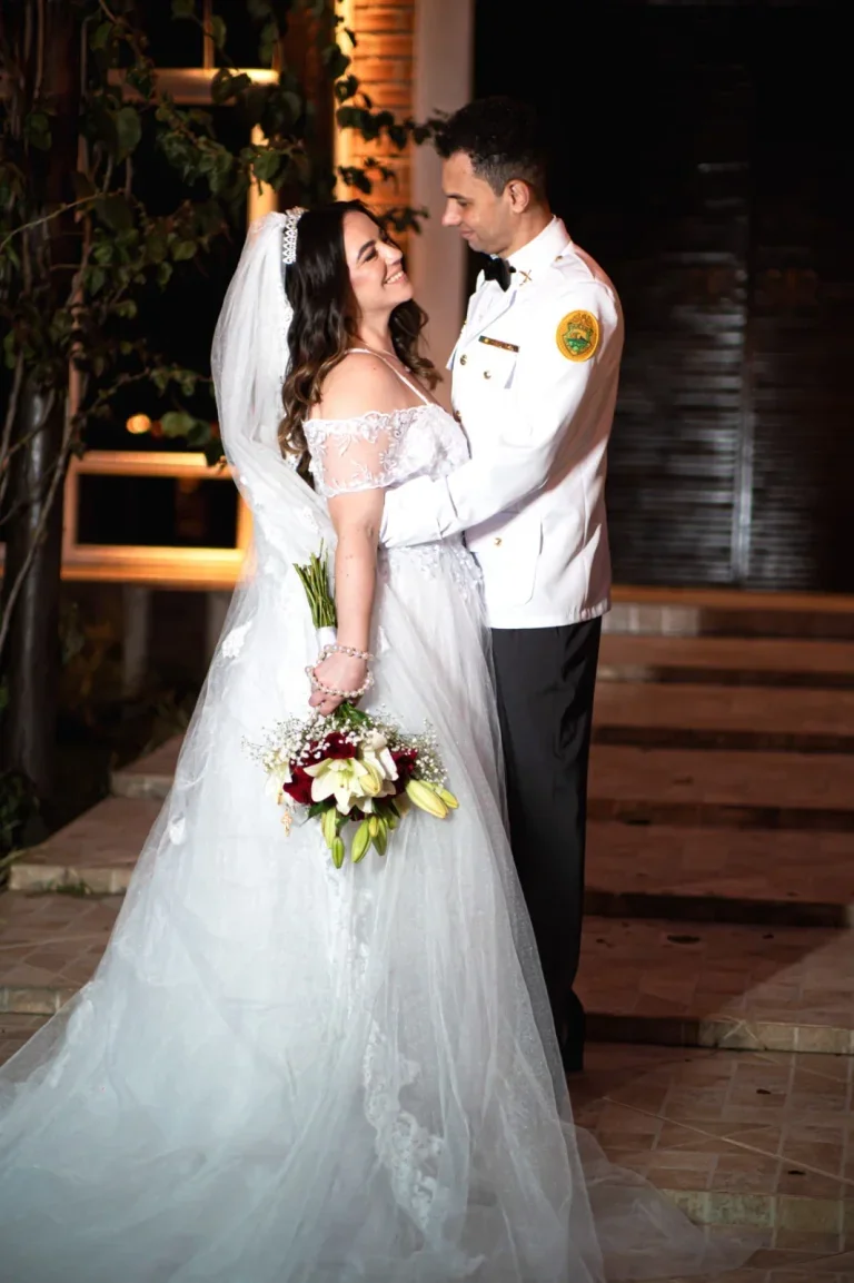 Casal em registro de casamento
