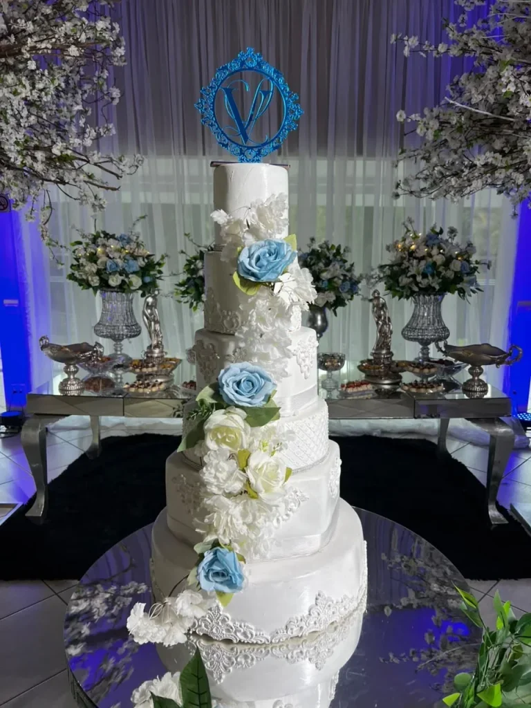 Bolo decorado em celebração real