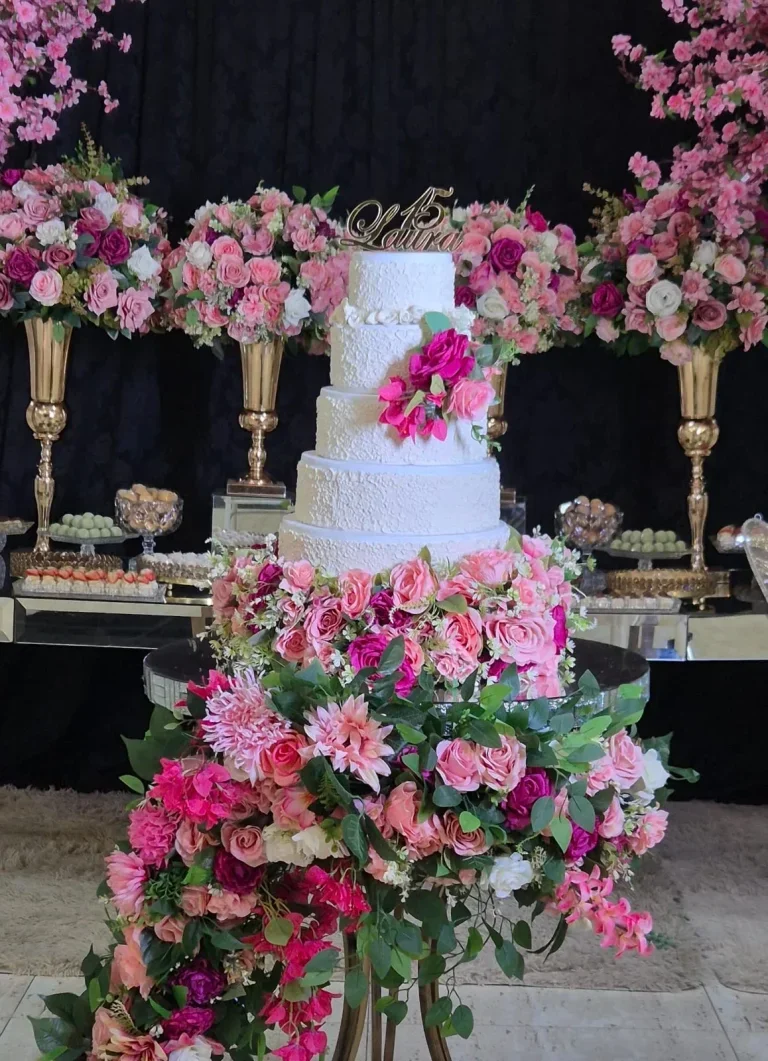 Decoração floral de evento em tons de rosa