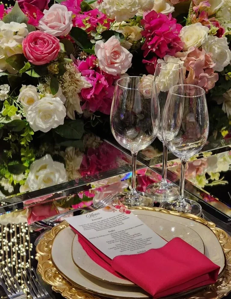 Mesa posta com arranjo floral