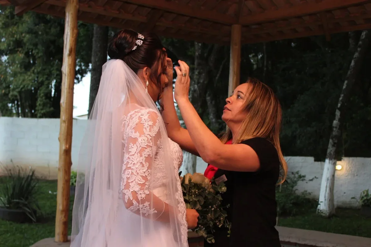 Joseane Schanoski auxiliando uma noiva nos bastidores do casamento